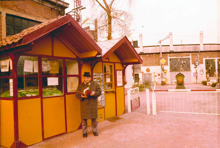 Anonyme, Les guérites à l’entrée de la demi-rotonde de Mulhouse-Nord, 8 novembre 1975, Collection Cité du Train