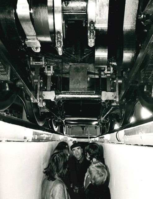 Photo de la fosse de visite de la locomotive 3.1192 Nord dans la demi-rotonde de Mulhouse-Nord, 15 mai 1972, photo : Thierry Parant, Collection Cité du Train