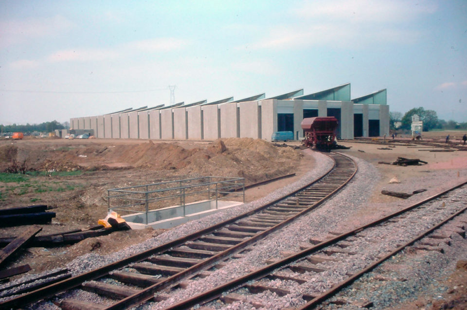 M. Lamarche, Extérieur du bâtiment du Musée sur le site de Dornach, 1976, diapositive, Collection Cité du Train