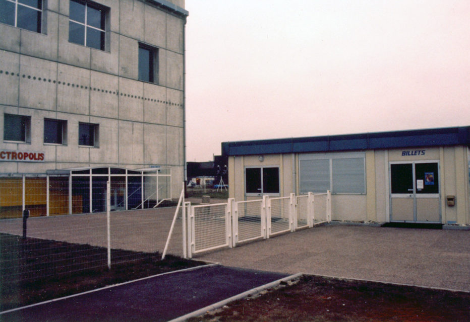 Anonyme, Ancienne caisse Algeco à l’entrée du musée Electropolis, photographie, 1986, Fonds Electropolis