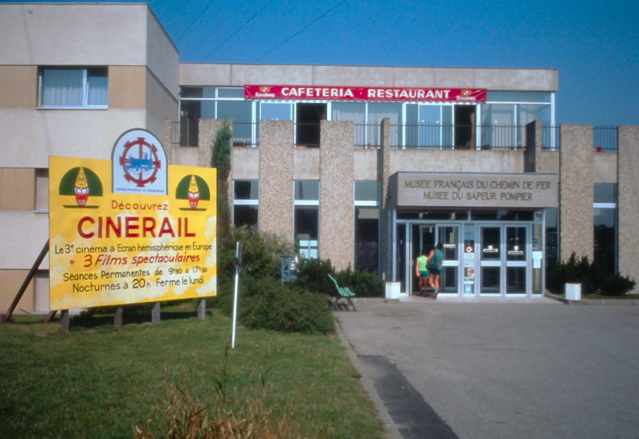 Anonyme, Entrée du musée avec la pancarte publicitaire pour le Ciné-Rail, photographie, 1989, Collection Cité du Train