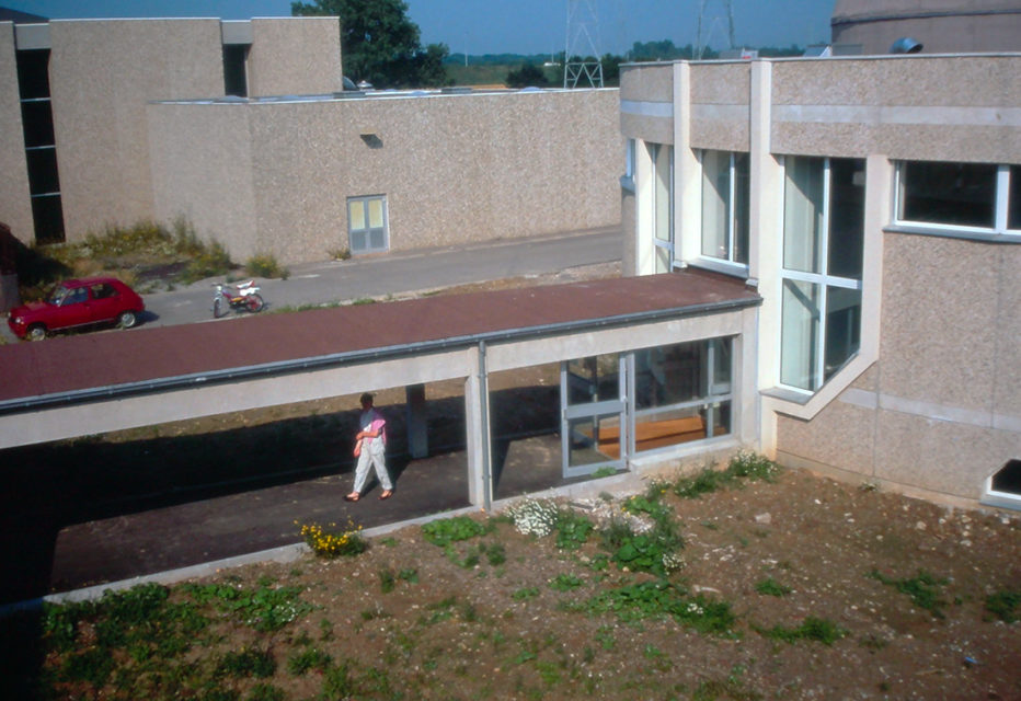 Anonymous, Covered passage between the museum and the Ciné-Rail, photograph, 1989, Cité du Train collection