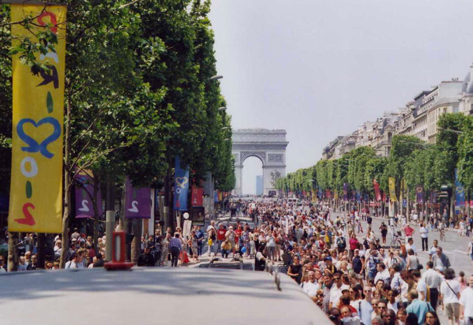 Anonymous, The avenue des Champs Élysées during Train Capital, 1 June 2003, Cité du Train collection