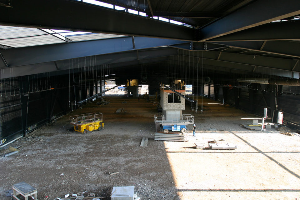 Anonyme, Travaux de construction du nouveau bâtiment “Parcours Spectacle” à la Cité du Train, photographie, 20 février 2004, Collection Cité du Train