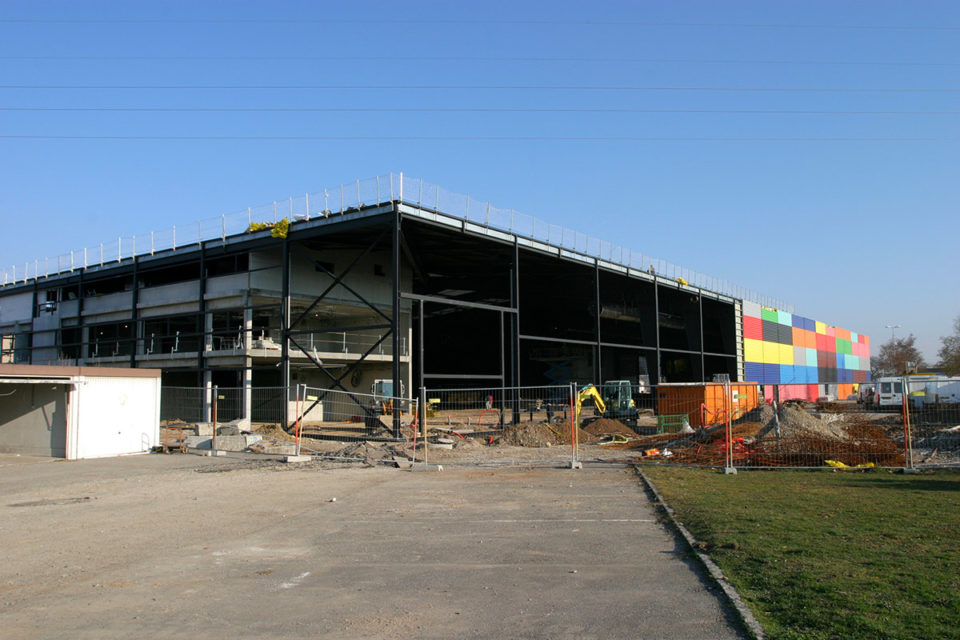 Anonyme, Travaux de construction du nouveau bâtiment “Parcours Spectacle” à la Cité du Train, photographie, 20 février 2004, Collection Cité du Train