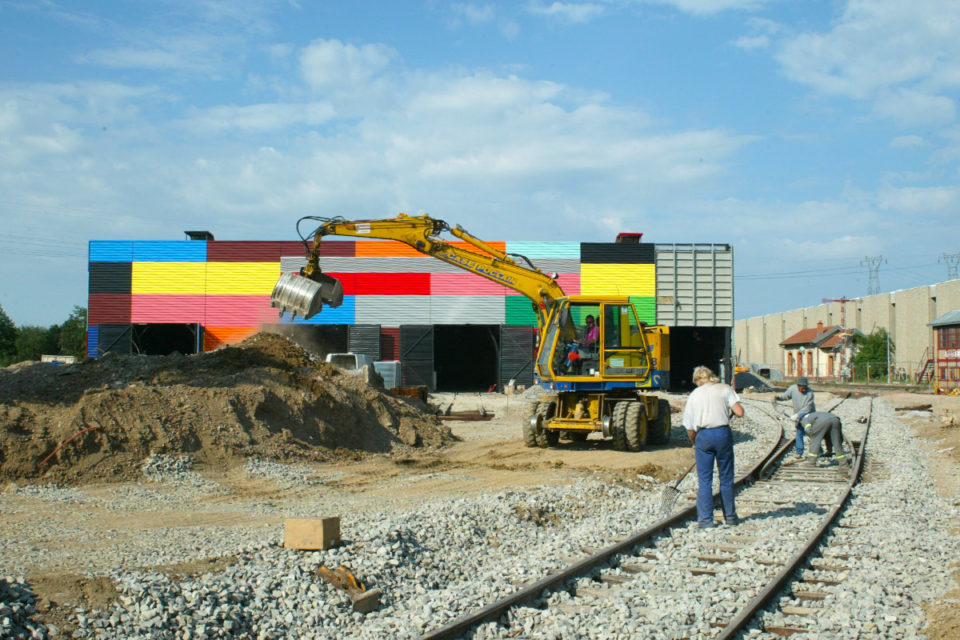 Anonyme, Travaux de construction du nouveau bâtiment “Parcours Spectacle” à la Cité du Train, photographie, 2 novembre 2004, Collection Cité du Train