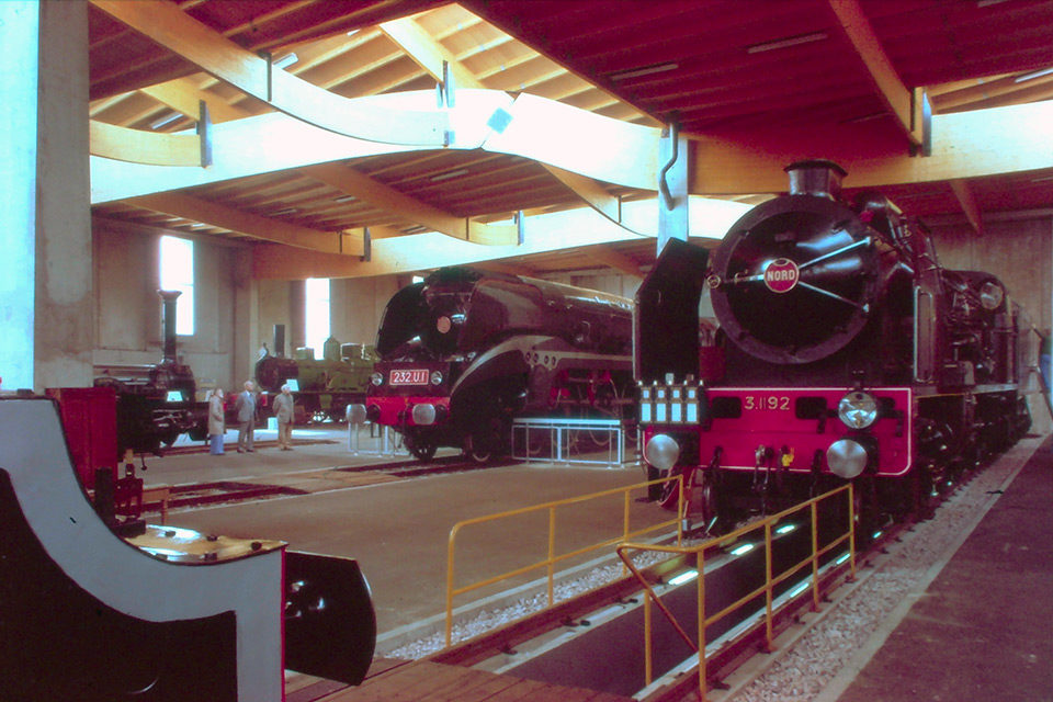 Michel Lamarche, Les locomotives Chapelon Nord 3.1192 et 232 U1 à l’intérieur du Musée Français du Chemin de fer, photographie, 1976, Collection Cité du Train
