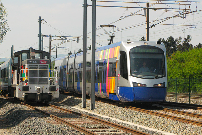 Anonyme, Le Tram-Train devant la Cité du Train, Photographie, 2011, Collection Cité du Train